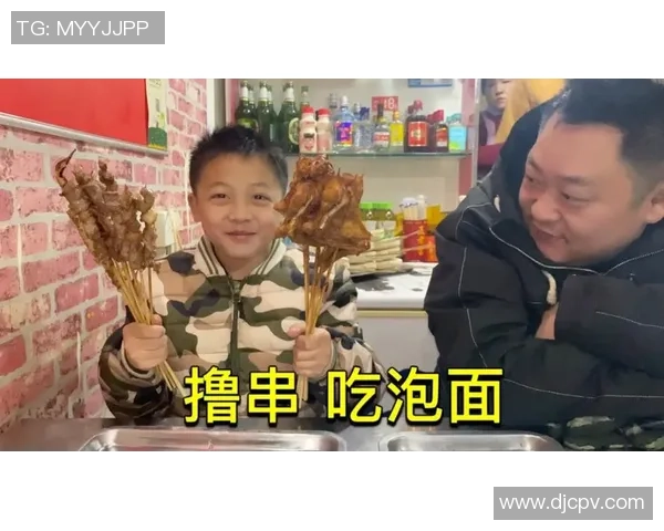 足球明星品尝中国泡面引发热议网友纷纷点赞其独特美食选择 足球明星品尝中国泡面引发热议网友纷纷点赞其独特美食选择