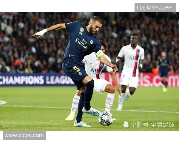 足球明星背包时尚搭配全景展示让你领略潮流与运动的完美结合